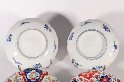 null Suite de trois assiettes en porcelaine à décor Imari

Japon, XXème siècle

D.:...