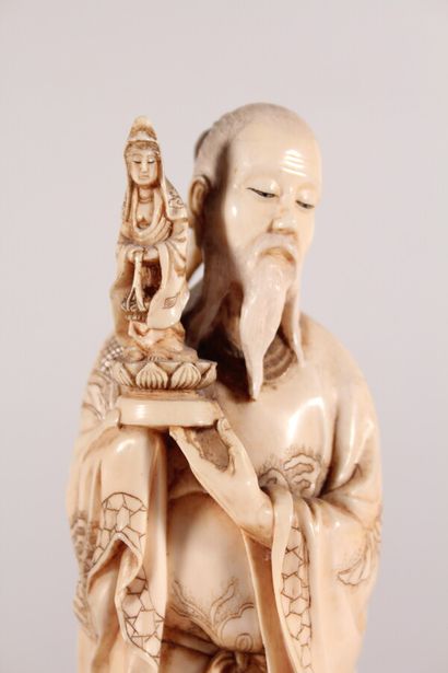 null Statuette de dignitaire en ivoire sculpté

Japon, circa 1930

Représenté debout,...