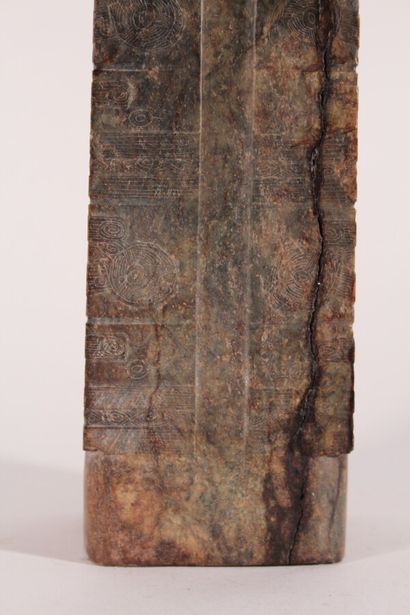 null Cong archaïsant en jade vert

Chine, XXème siècle

H.: 34,5 cm, L.: 7,5 cm