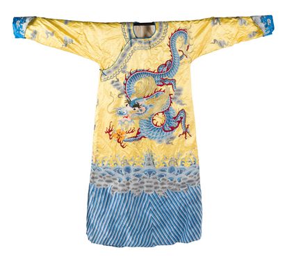 null Robe d'opéra en soie brodée à fond jaune

Chine, XXème siècle