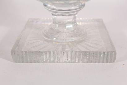 null Vase en cristal taillé à décor de croisillons à col évasé, base à section carrée,...