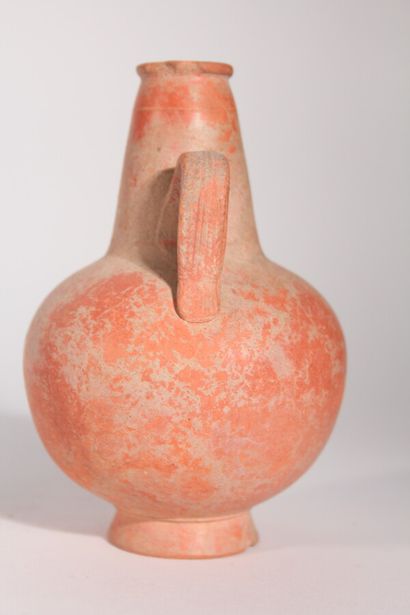 null Vase à anses en terre cuite reposant sur talon, col roulé

Époque romaine

H.:...