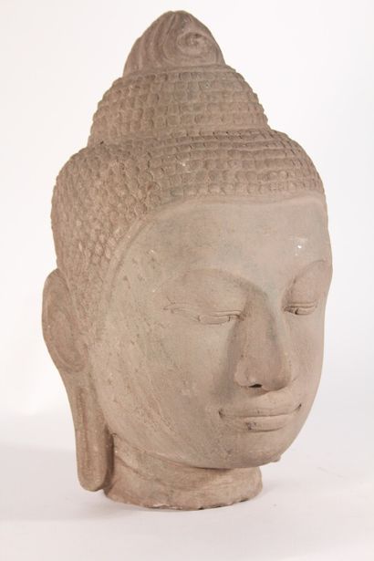 null Tête de Divinité en grès sculpté

Thaïlande, XXème siècle 

H.: 43 cm