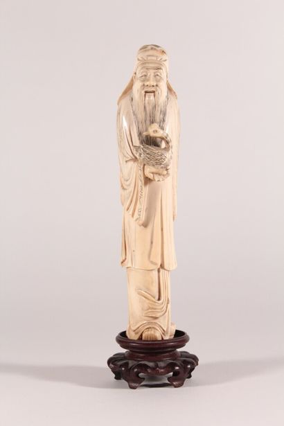 null Statuette de dignitaire en ivoire sculpté

Chine, circa 1940-1950

Représenté...