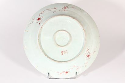 null Plat en porcelaine dans le goût de la Famille verte à décor d'une scène de la...