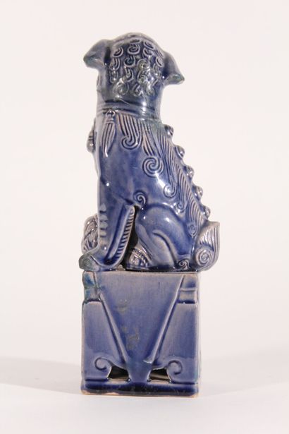 null Chien de Fô en porcelaine émaillée bleu

Chine, XXème siècle

H.: 20,5 cm

(Cassé...