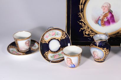 null Sèvres (genre de)

Service à thé en porcelaine comprenant un plateau rectangulaire,...
