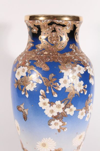 null Vase en faïence Satsuma à fond bleu

Japon, XXème siècle

Balustre, à décor...