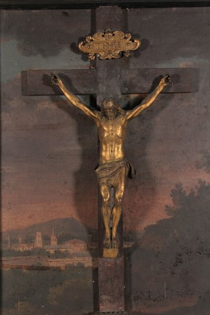 null Crucifix en bronze doré sur fond de panneau peint représentant une basilique

XIXème...
