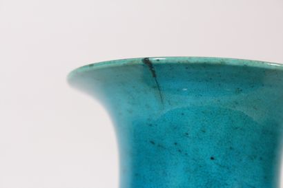 null Vase en porcelaine à glaçure turquoise craquelée 

Chine, XXème siècle

H.:35...