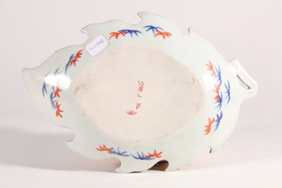 null Coupe formant feuille en porcelaine à décor Imari

Japon, XXème

L.: 25,5 cm

On...