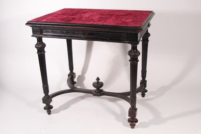 null Petite table à écrire en bois noirci et sculpté, plateau garni de velours rouge,...