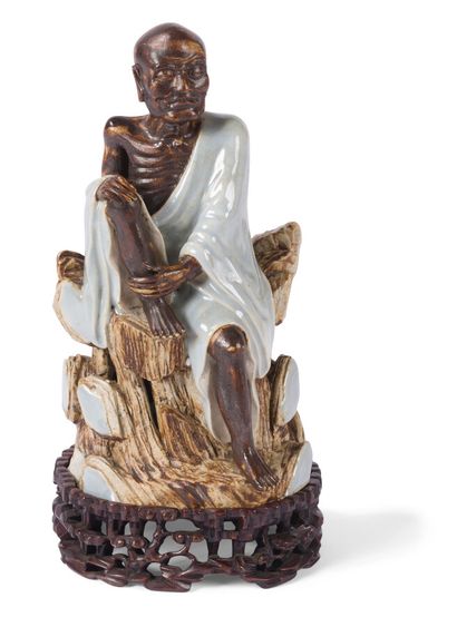 null Statuette d'Arhat en grès émaillé 

Chine du Sud, XXème siècle

Représenté assis...