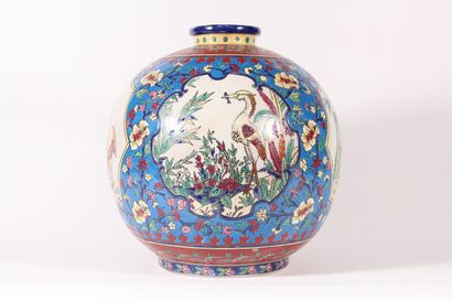 null KÉRALOUVE La Louvière

Vase boule en céramique polychrome à décor japonisant...
