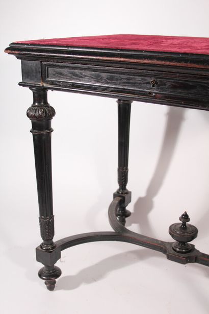 null Petite table à écrire en bois noirci et sculpté, plateau garni de velours rouge,...