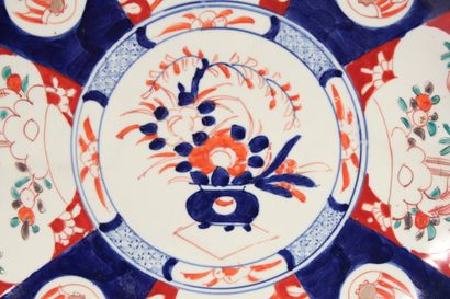 null Plat en porcelaine à décor Imari, bords polylobés

Japon, XXème siècle

D.:...