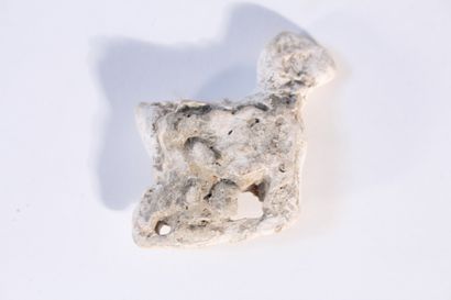 null Deux fibules zoomorphe en pierre dure sculptée

H.: 5,5 cm et 5 cm

On y joint...