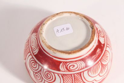 null Petite boîte en céramique décorée en rouge de Chimère et pétales

Chine

H.:...