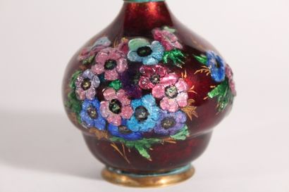 null Camille FAURÉ Limoges

Petit vase soliflore à décor émaillé de bouquet de fleurs...