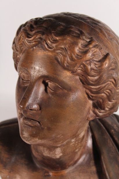 null Buste de jeune homme à l'Antique

Sujet en plâtre doré

XIXème siècle

H.: 46...
