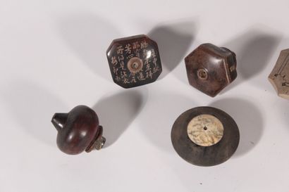 null Ensemble de trois pipes à opium et neuf fourneaux

Chine, début du XXème si...