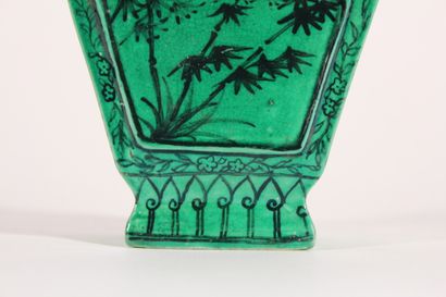 null Petit vase en céramique émaillée vert et décor de fleurs

Chine, XXème siècle

H.:...