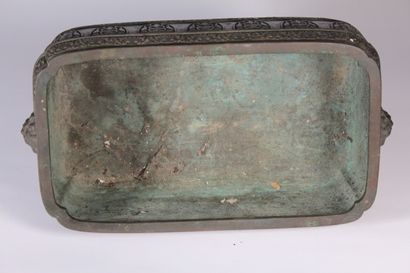 null Jardinière en bronze

Chine

H. : 16 cm, 37 x 20 cm