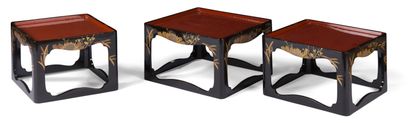 null Petites tables gigognes à trois éléments en bois laqué à décor doré de fleurs...