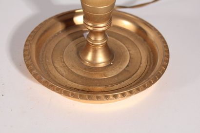 null Lampe bouillotte en bronze doré à décor de palmettes et rinceaux feuillagés

XXème...