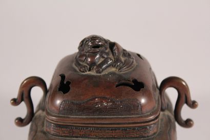null Brûle parfum tétrapode couvert en bronze à décor d'inscriptions

Chine, XIXème...