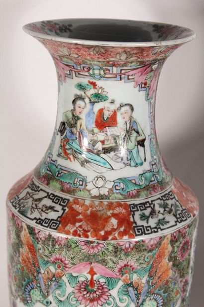 null Paire de grands vases balustres en porcelaine de Canton à décor de cartouches...