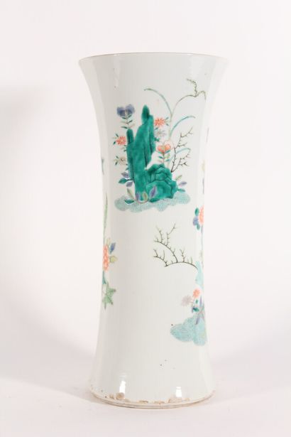 null Vase cornet en porcelaine famille verte à décor d'oiseaux, fleurs et rochers,...