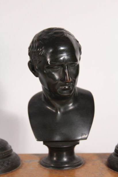 null Encrier double en bronze et marbre de Sienne orné d'un buste d'homme en bronze...