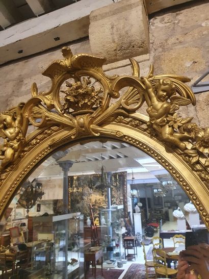 null Miroir ovale, cadre en bois et stuc doré à décor d'angelots, corbeille fleurie...