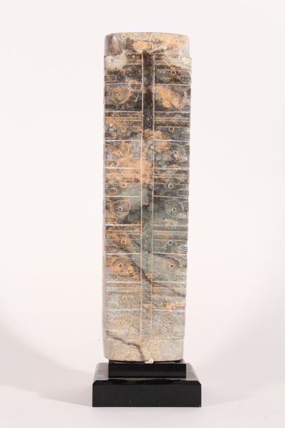 null Cong archaïsant en jade

Chine, XXème siècle

H.: 38 cm, L.: 11 cm