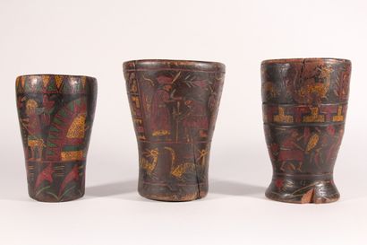 null Trois KERO, vases cérémoniels de forme cylindro-conique évasée sur fond plat....