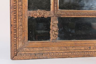 null Miroir à parcloses, cadre en bois doré et noirci, le fronton à décor de griffons...