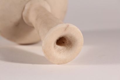 null Vase de forme sphérique sur court piédouche, long col cylindro-conique à lèvres...