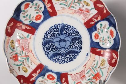 null Suite de trois assiettes en porcelaine à décor Imari

Japon, XXème siècle

D.:...