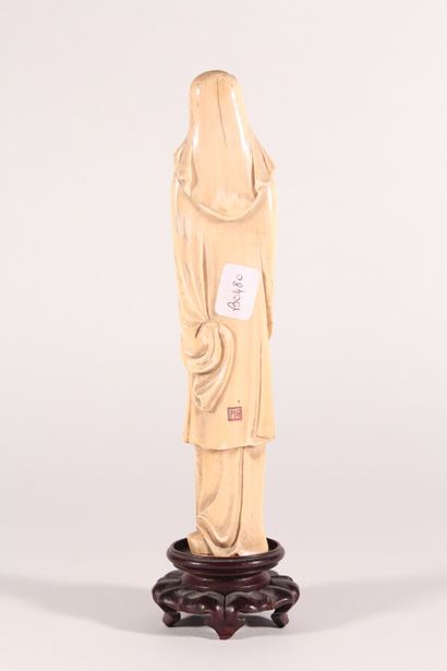 null Statuette de dignitaire en ivoire sculpté

Chine, circa 1940-1950

Représenté...