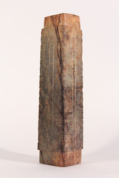 null Cong archaïsant en jade vert

Chine, XXème siècle

H.: 34,5 cm, L.: 7,5 cm