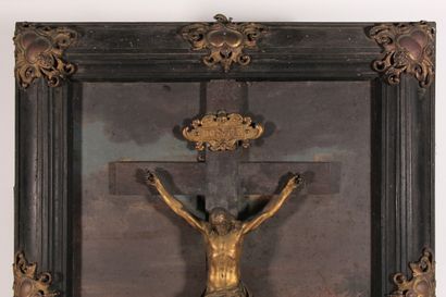 null Crucifix en bronze doré sur fond de panneau peint représentant une basilique

XIXème...