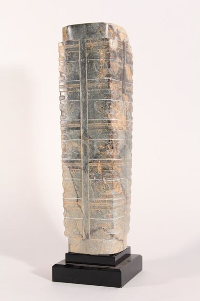 null Cong archaïsant en jade

Chine, XXème siècle

H.: 38 cm, L.: 11 cm