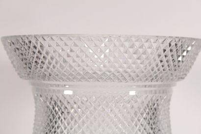 null Vase en cristal taillé à décor de croisillons à col évasé, base à section carrée,...