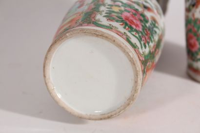 null Paire de vase en porcelaine de Canton, décor en réserve de scène de palais,...