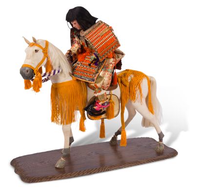 null Poupée sur son cheval 

Japon, XXème siècle

H.: 66 cm, L.: 73 cm