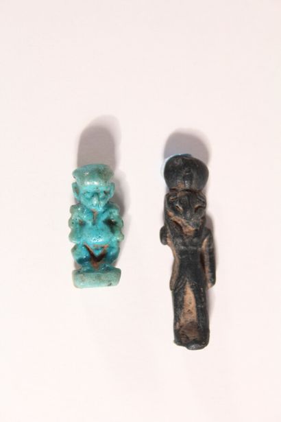 null Deux amulettes : personnages debout	

 L'un en basalte noir, à tête zoomorphe

Haut....