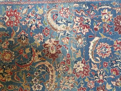null Tapis Persan, laines points noués à décor de rinceaux fleuris sur fond bleu

XXème...