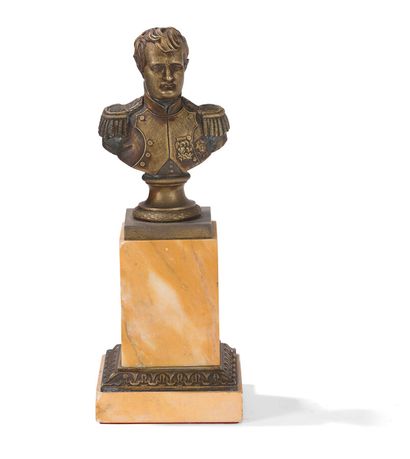 null Buste de Napoléon Bonaparte en bronze, socle en marbre de Sienne

XIXème siècle

H.:...