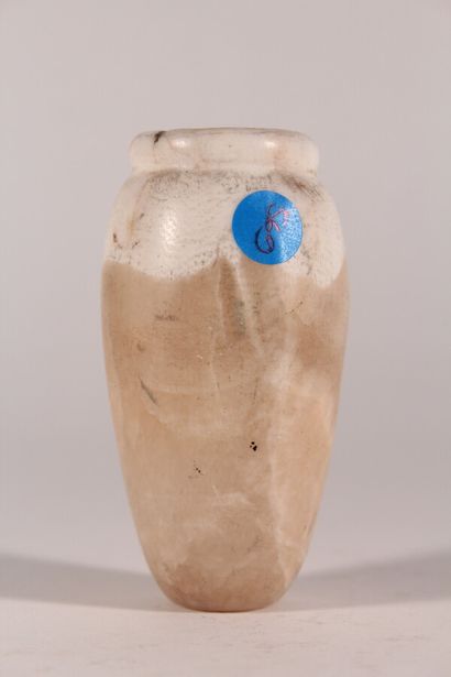 null Vase cylindro-conique sur fond plat, court col ourlé

Albâtre beige veiné et...